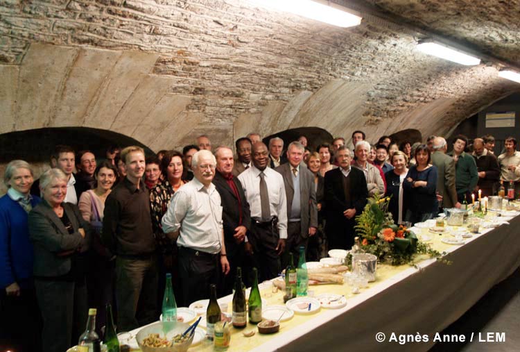 Sur la photo: Claude ANDRIEUX et ses invités venus fêter son départ à la retraite, le 14 novembre 2006 à Jussieu